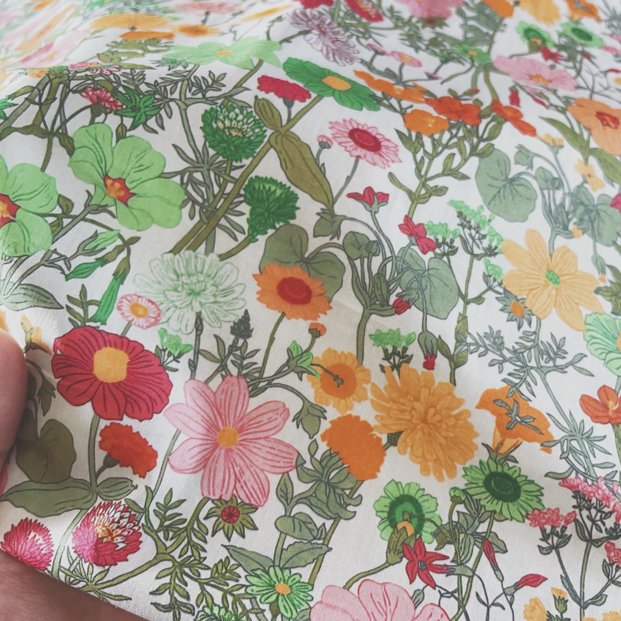 Vintage Floral Printed Cotton  - Textile And Sewing Materials avaliação e preço